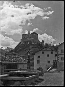Schloss Tarasp mit Brunnen, Sommer 1932
