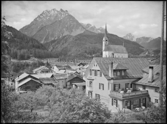 Unter-Scuol mit Kirche gegen Pisoc