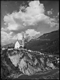 Kirche von Scuol, über den Inn hinweg fotografiert