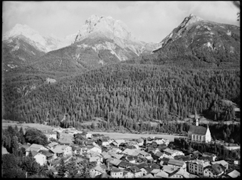Scuol von Norden, im Hintergrund Piz S-chalambert, Lischana und Pisoc
