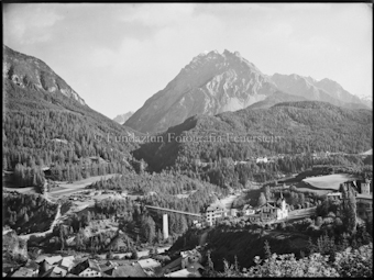 Scuol von Norden, im Hintergund Piz Pisoc