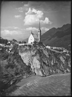 Kirche von Scuol, über den Inn hinweg fotografiert