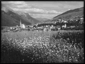Scuol, Kirche mit Blumenwiese