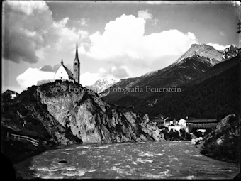 Scuol, Kirche mit der alten Brücke