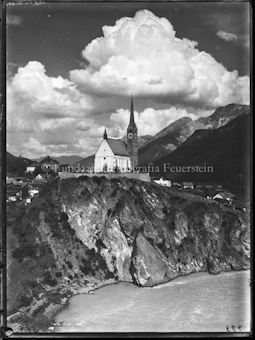 Scuol Kirche von Brücke aus