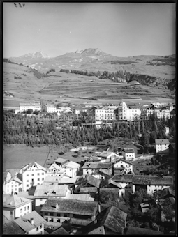 Scuol, Belvedere, Blick gegen Champatsch