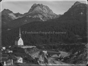 Scuol Kirche mit Piz Lischana