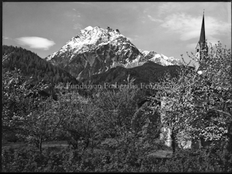 Scuol Kirchturm mit Pisoc