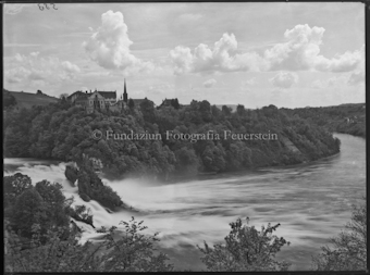 Schloss Laufen, von Nordosten über den Rheinfall fotografiert