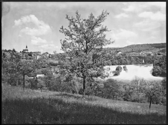 Rheinfall mit Neuhausen im Hintergrund