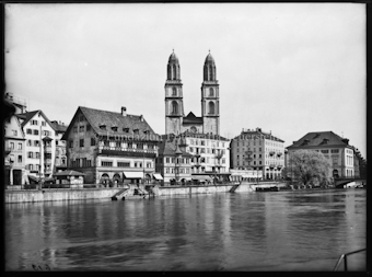 Zürich Grossmünster, über die Limmat fotografiert
