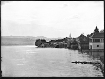 Seelandschaft mit Dorf