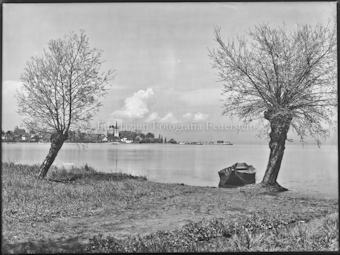 Seelandschaft mit Stadt