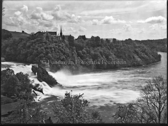 Schloss Laufen, von Nordosten über den Rheinfall fotografiert