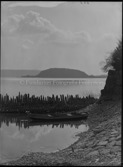 Uferpartie mit Ruderboot