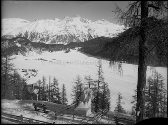 St. Moritz, Segantinidenkmal im Vordergrund, Winter