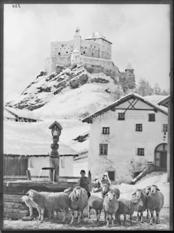 Wintermotiv, Sparsels Schafgruppe mit Schloss
