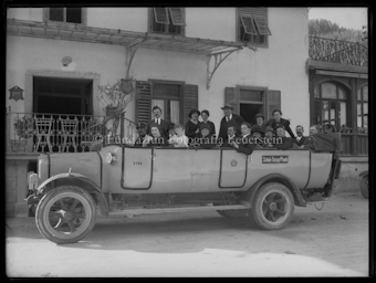 Auto vor der Post in Landeck