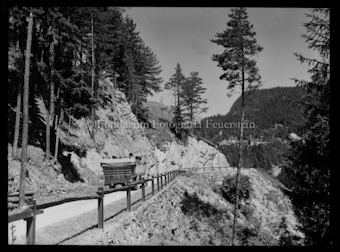 Auto auf dem Weg nach Weinberg, Hintergrund Hochfinstermünz