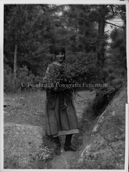 Milla mit Alpenrosen