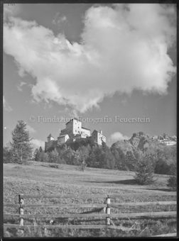 Schloss Tarasp mit Wolke, Zaun im Vordergrund
