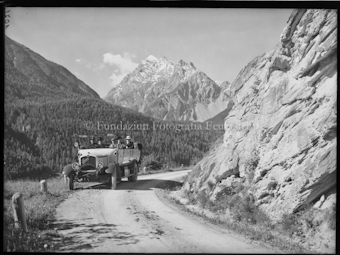 Auto auf dem Weg nach Crusch, Piz Pisoc