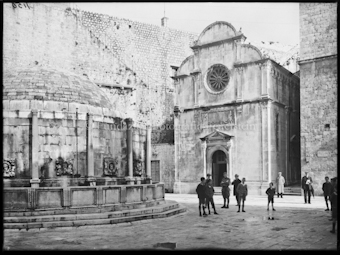 Ragusa, Kirche und Brunnen