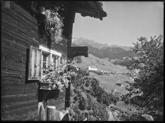 Disentis mit Blumenfenster
