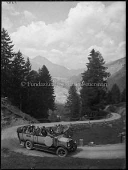 Auto auf der Umbrailstrasse Blick ins Münstertal