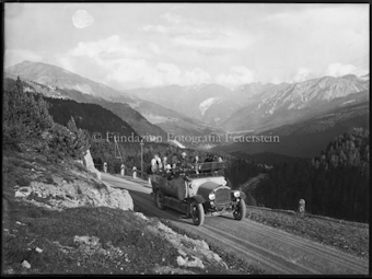 Auto auf der Ofenpasshöhe, Blick ins Münstertal