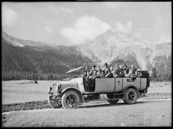 Auto ob Cierfs mit Piz Daint