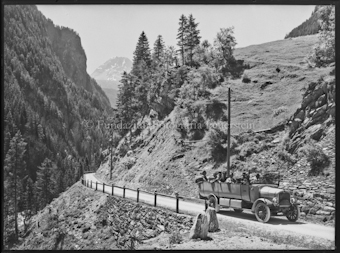 Auto auf dem Wege nach Weinberg (Vinadi)
