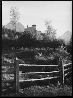 Schloss Tarasp mit Zaun