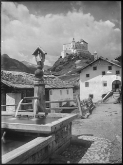 Schloss Tarasp mit Brunnen