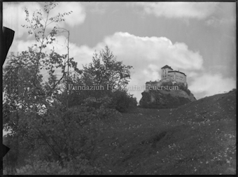 Schloss Tarasp von Chaposch aus