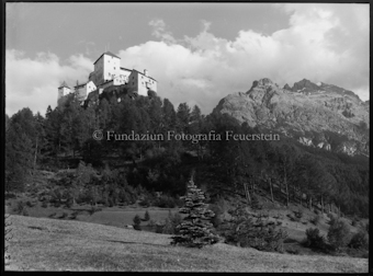 Schloss Tarasp vom Park aus