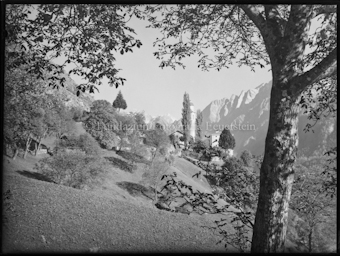 Bergell, Soglio Dorfeingang Kirchenturm hinter Pappel
