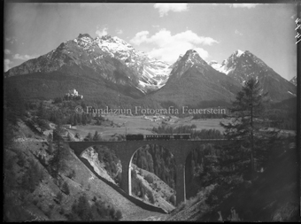 Püzzaviadukt mit Schloss Tarasp und Zug