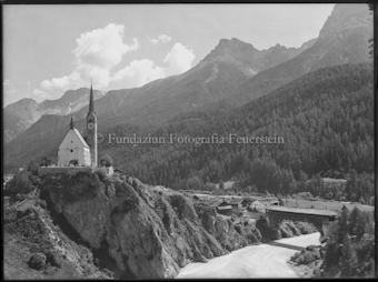 Kirche Scuol mit alter Brücke