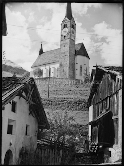 Kirche in Scuol ob der alten Brücke