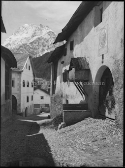 Scuol, alte Dorfgasse (Haus mit Backofen)