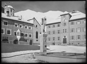 Zuoz Dorfplatz mit Schul und Pfarrhaus