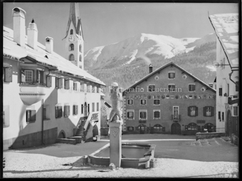 Zuoz, Dorfplatz mit Gasthaus Weisses Kreuz