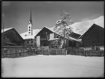 Zuoz Kirche und Holzställe 