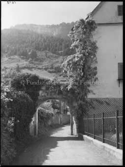 Haldenstein, Torbogen mit Flieder
