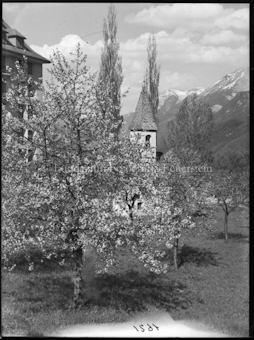 Kirchlein in Vulpera mit Blütenbaum