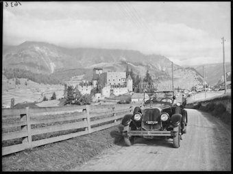 Schloss Nauders mit Auto