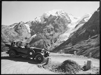 Ortler Massiv mit Auto