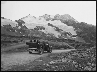 Bernina Hospiz mit Auto