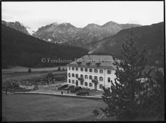 Ofenberg Hotel mit vier Autos